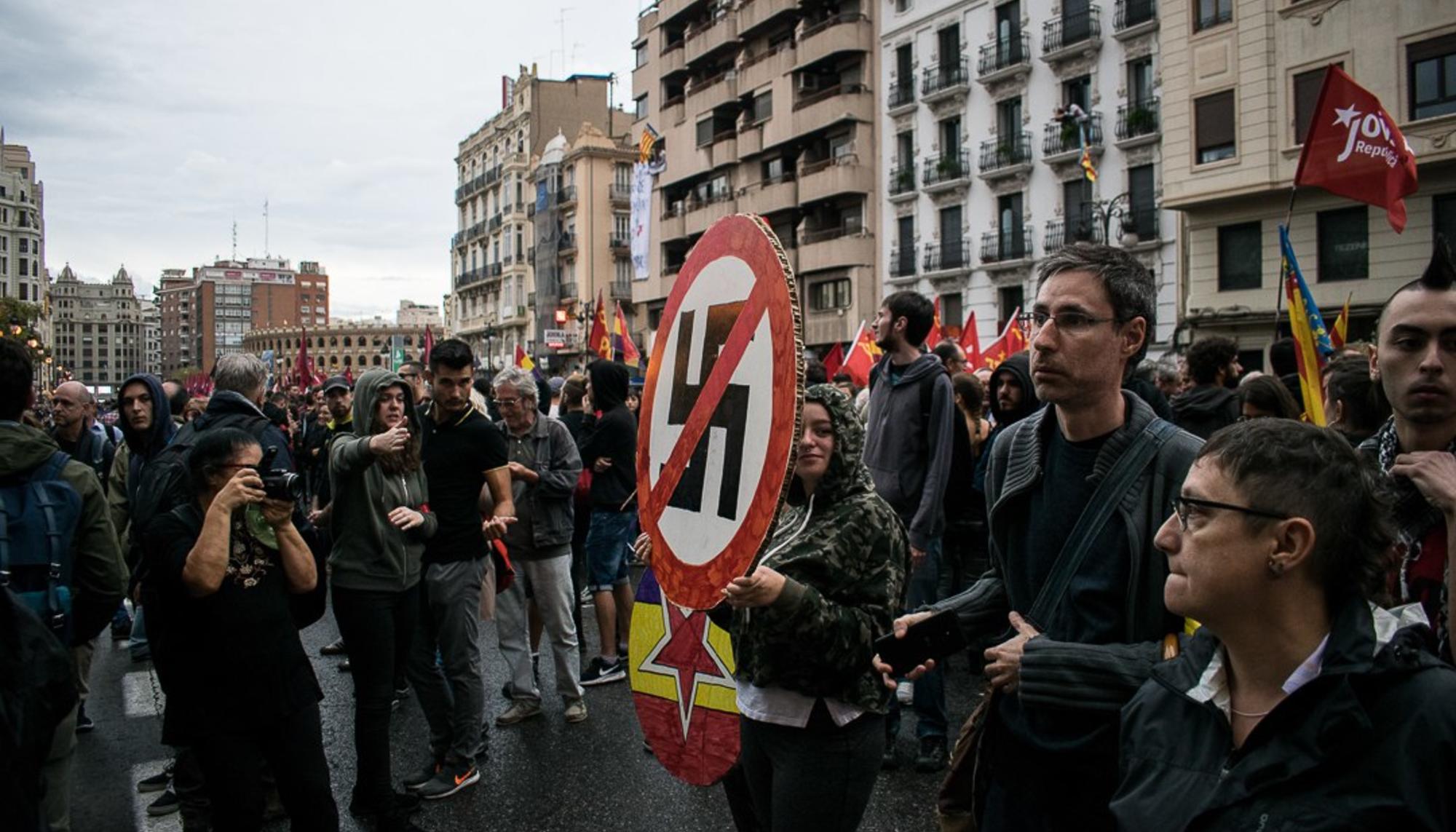 Una militant antifeixista es planta enfront els ultres de d'extrema dreta, que assetjaren tot el recorregut amb insults i amenaces